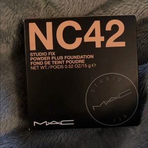 NIB Mac Studio Fix Foundation NC42